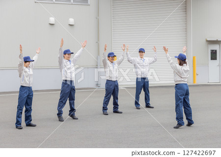 一群工人在工廠前鍛煉 127422697