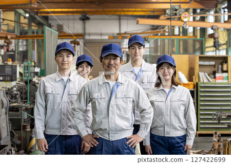 一群工人站在工廠裡 127422699