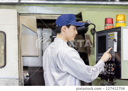workers working in a factory 127422706