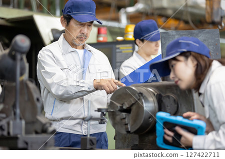 一群工人在工廠工作 127422711