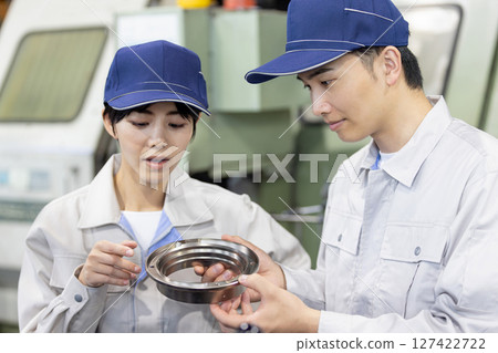 一名工人在工廠檢查車床和銑削產品 127422722