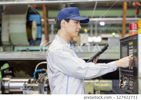 在工廠工作的工人 127422731