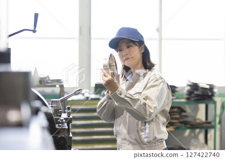 一名工人在工廠檢查車床和銑削產品 127422740