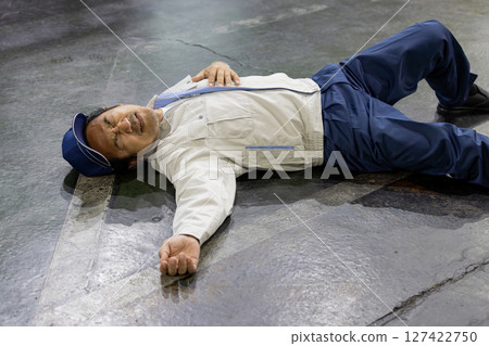 工人在工廠地板上暈倒 127422750