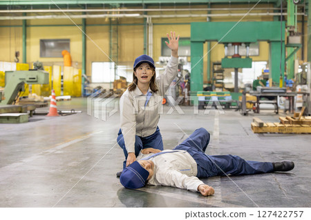 一名女工在工廠發現一名倒下的工人並呼救 一名女工在工廠發現一名倒下的工人並呼救 127422757