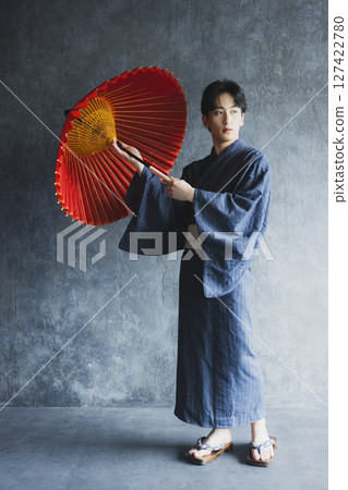 穿著浴衣的年輕人 127422780