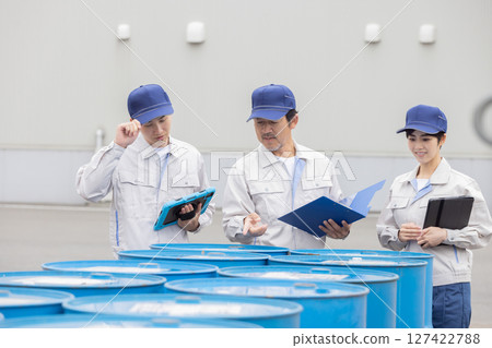 一群工人正在管理鼓的庫存 127422788