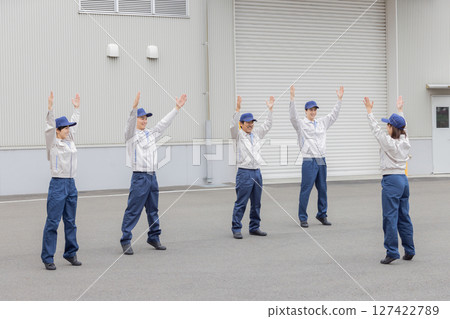 一群工人在工廠前鍛煉 127422789