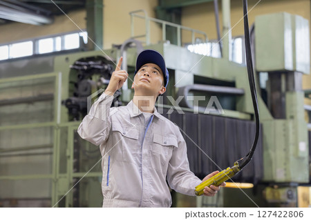 操作高架起重機/吊索控制器的工人 127422806