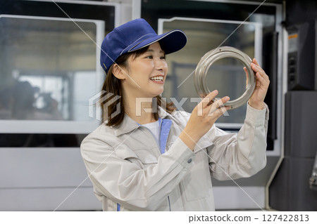 在工廠工作的工人 在工廠工作的工人 127422813