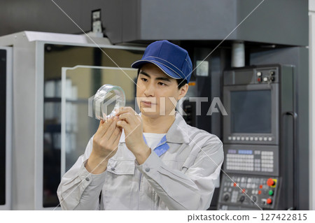 在工廠工作的工人 127422815