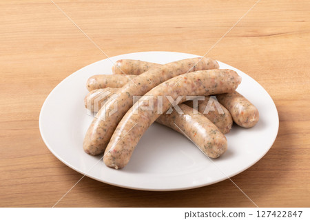 烹調前的生維也納香腸(含四種香草) 烹調前的生維也納香腸(含四種香草) 127422847