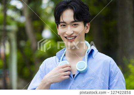 一名年輕男子戴著頸部冷卻器 127422858