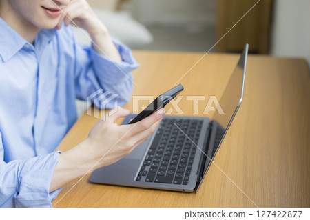 使用計算機的一個年輕人 使用計算機的一個年輕人 127422877