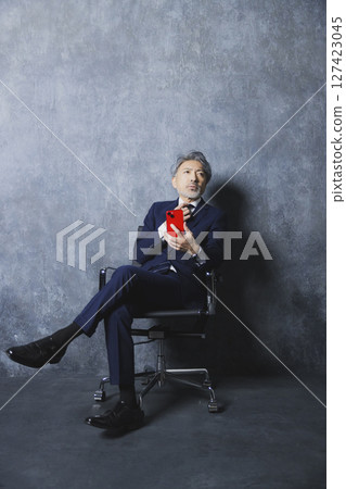附智慧型手機的高級商人 127423045