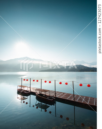 台灣日月潭碼頭日出風景 台灣日月潭碼頭日出風景 127423073