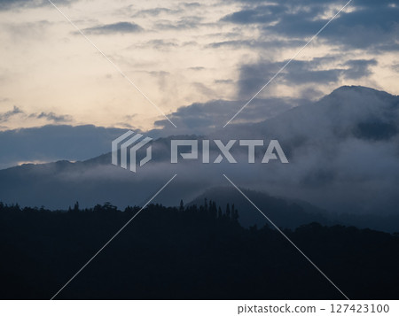 Mountain scenery and sea of clouds in the morning 127423100