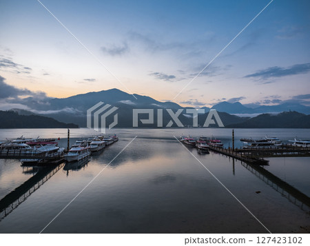 台灣日月潭碼頭日出風景 127423102