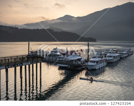 台灣日月潭碼頭日出風景 127423104