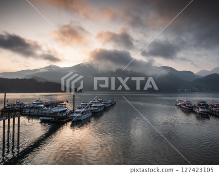 台灣日月潭碼頭日出風景 127423105