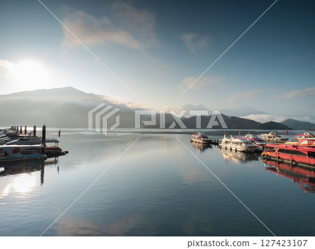 台灣日月潭碼頭日出風景 127423107