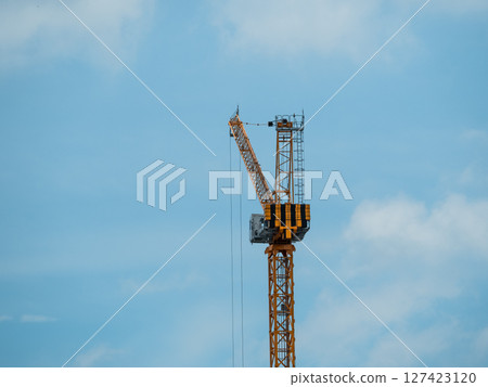 起重機與藍天白雲 起重機與藍天白雲 127423120
