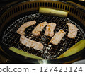 烤肉架上的肉與茭白筍 127423124