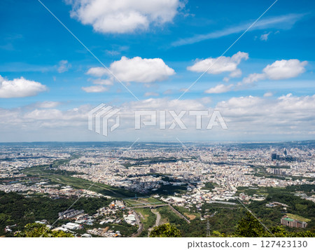Overlooking the cityscape 127423130