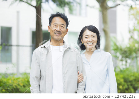 middle couple in the park 127423232