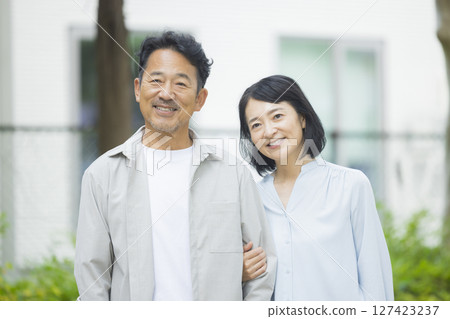 公園裡的中間夫婦 公園裡的中間夫婦 127423237