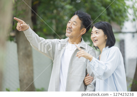 公園裡的中間夫婦 公園裡的中間夫婦 127423238