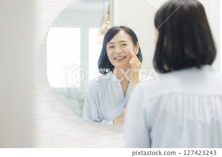 Senior woman watching a mirror 127423243