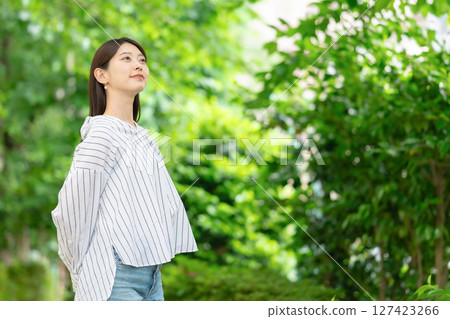 微笑以新綠色的婦女 127423266