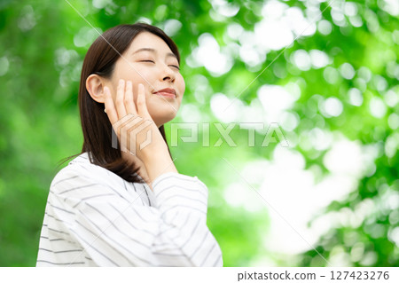 微笑以新綠色的婦女 微笑以新綠色的婦女 127423276