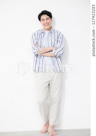 A man wearing a shirt, a middle-aged man with his arms crossed, full body 127423283