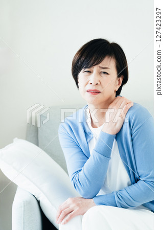 Middle-aged woman with shoulder pain Middle-aged woman with shoulder pain 127423297
