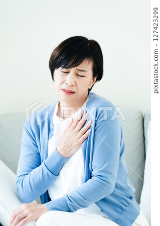 Middle-aged woman with shoulder pain Middle-aged woman with shoulder pain 127423299