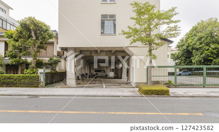 Building with built-in garage 127423582