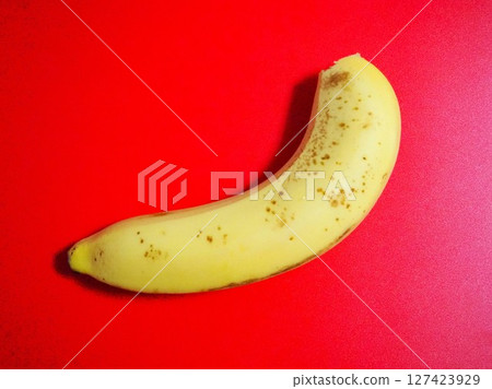 紅色背景上有糖點的香蕉（朝左） 127423929