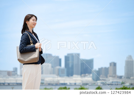 一位婦女站在藍天下 127423984