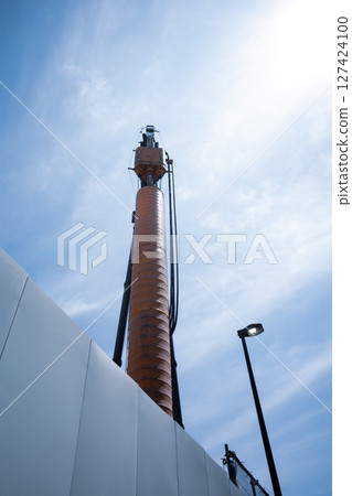 重型機械在藍天下伸展。東京的重建。 b-4 低飽和度 127424100