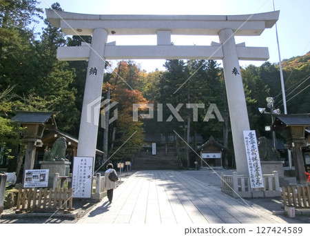 諏訪大社上社本社的大鳥居 諏訪大社上社本社的大鳥居 127424589