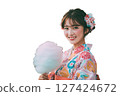 身穿浴衣的女子手捧棉花糖 127424672