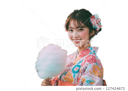 身穿浴衣的女子手捧棉花糖 127424672