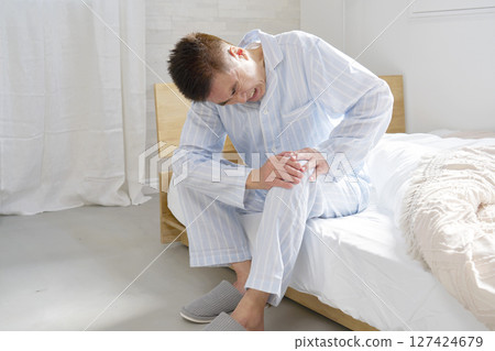中年男子穿著睡衣膝蓋疼痛 127424679
