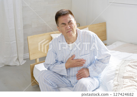 中年男子穿著睡衣，胸口疼痛 127424682