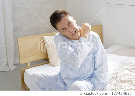 穿著睡衣的中年男子，疲憊不堪 127424683