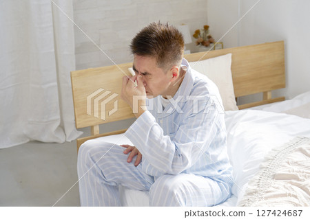 中年男子穿睡衣，睡眠不足 127424687