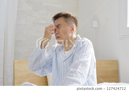 中年男子穿睡衣，睡眠不足 127424712