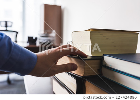 辦公室裡堆滿了法律書籍 127424880